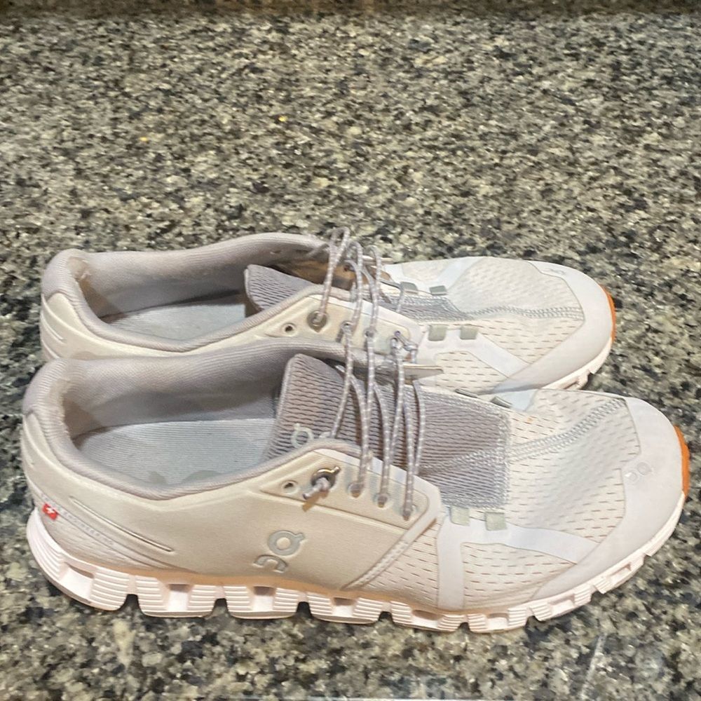On running cloud 5 all white Women running sneakers Sz 10 - Picture 1 of 4